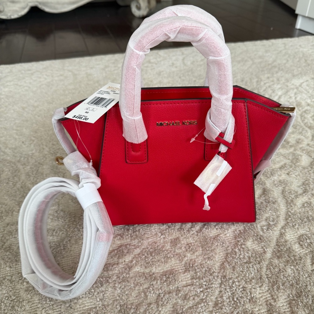 Michael Kors Avril XS Satchel Crossbody Bag Leather Red Cherry
BRAND NEW / NWT